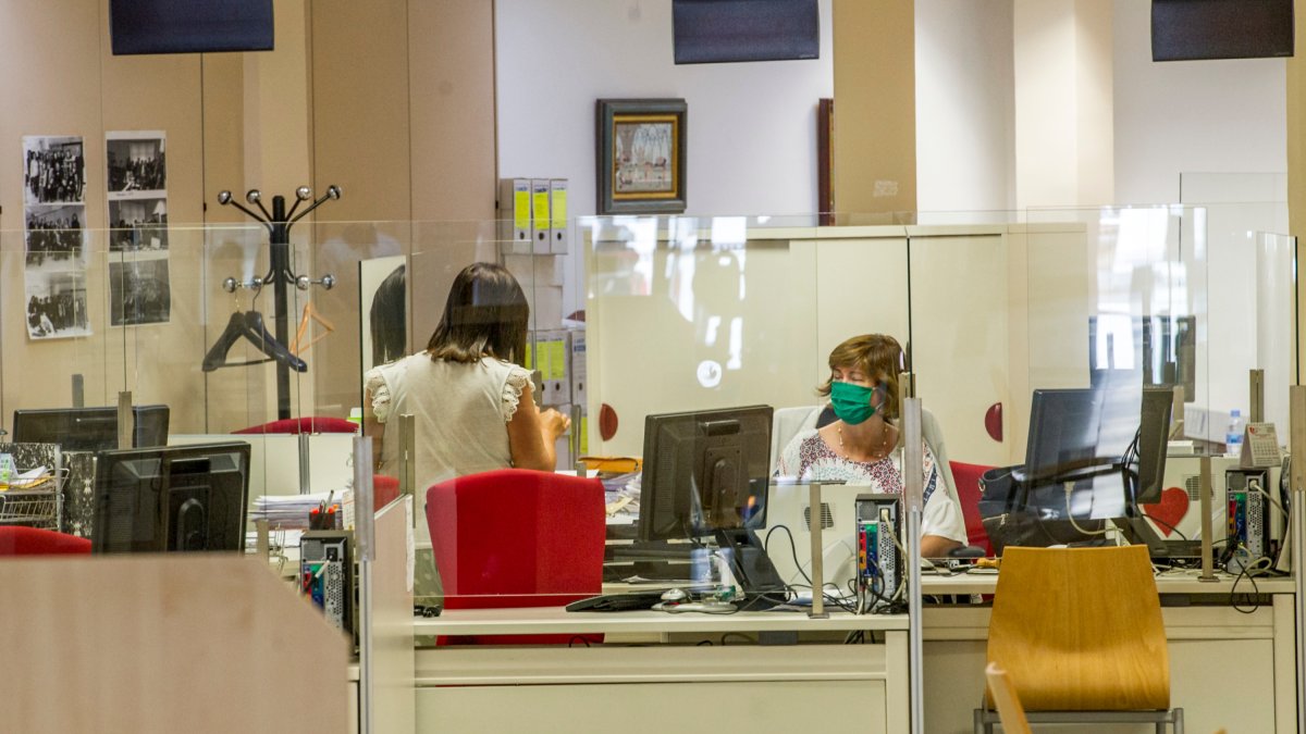 A partir del lunes se cubrirán, por bolsa, nueve plazas de auxiliares administrativos en el Ayuntamiento de Burgos. R. G. OCHOA
