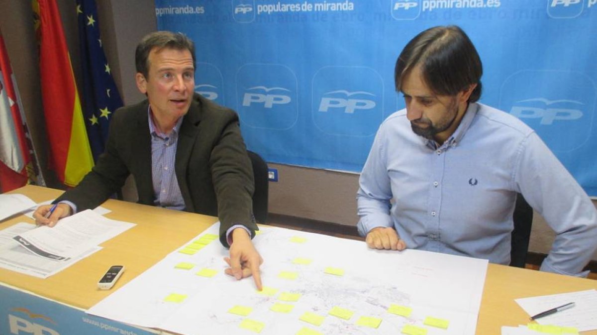 Suárez (izq) y Montoya (dcha) muestran sobre plano los puntos de vertido.-E. M.