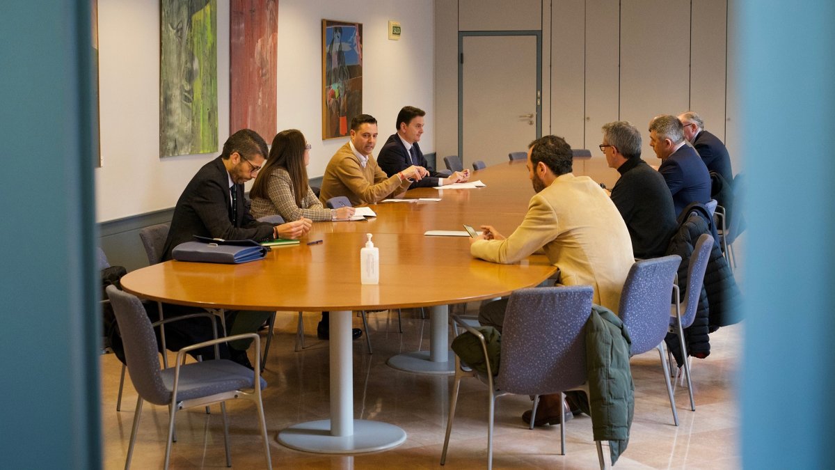 El alcalde se ha reunido esta mañana con los representantes de los sectores afectados por las medidas que impulsa el Ayuntamiento. ECB