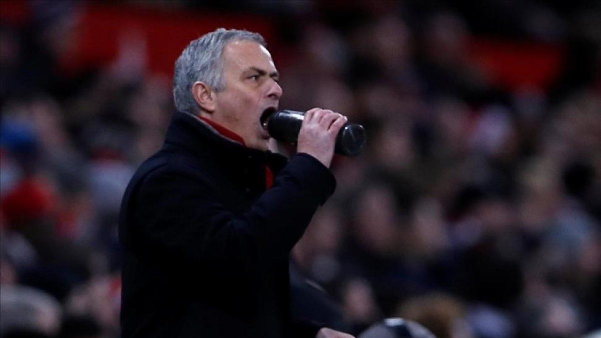 Mourinho se desespera durante el partido Manchester United-Burnley.-LEE SMITH / REUTERS