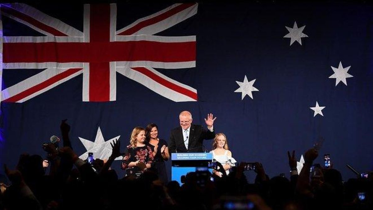 El primer ministro australiano Scott Morrison celebra su victoria en Melbourne con su mujer y sus dos hijas.-DEAN LEWINS (EFE)