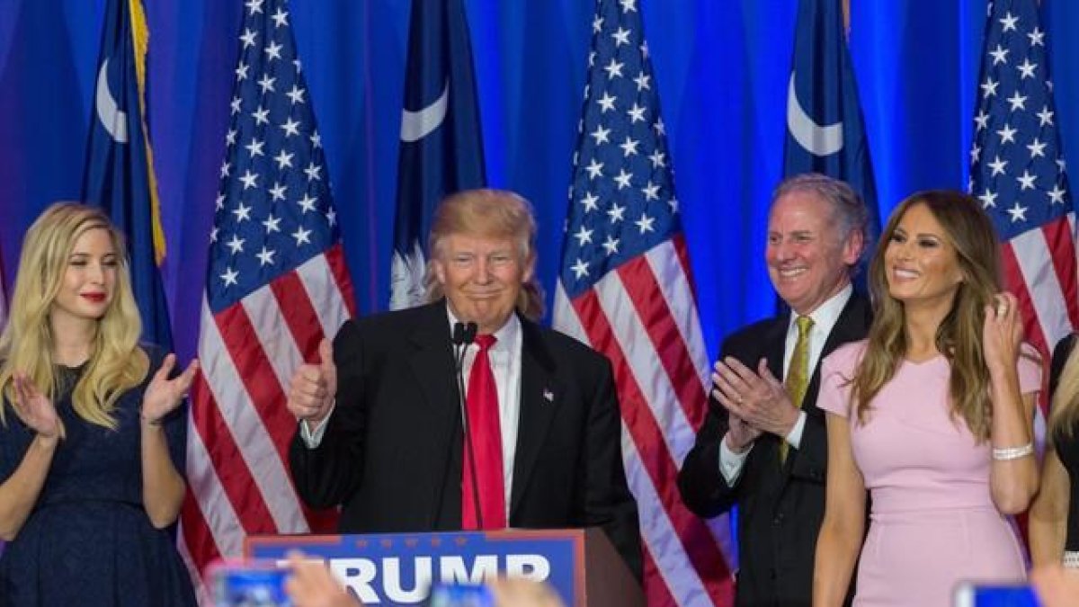 Donald Trump junto a su hija Ivanka, tras imponerse en las primarias republicanas en Carolina del Sur.-EFE / RICHARD ELLIS