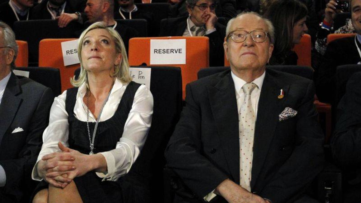 El líder del Frente Nacional, Jean-Marie Le Pen (derecha), junto a su hija Marine, en un congreso del partido.-Foto: REUTERS / STEPHANE MAHE