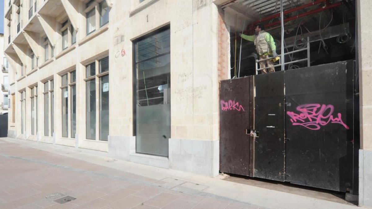 Un trabajador, ayer, en la obra del local de la plaza de Santo Domingo de Guzmán.-ISRAEL L. MURILLO