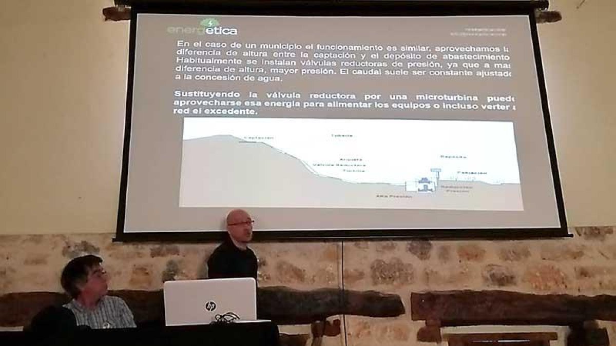En su charla, Rafael Marcos explicó cómo producir energía con la mejora del salto de agua del pequeño pueblo donde vive.-ECB