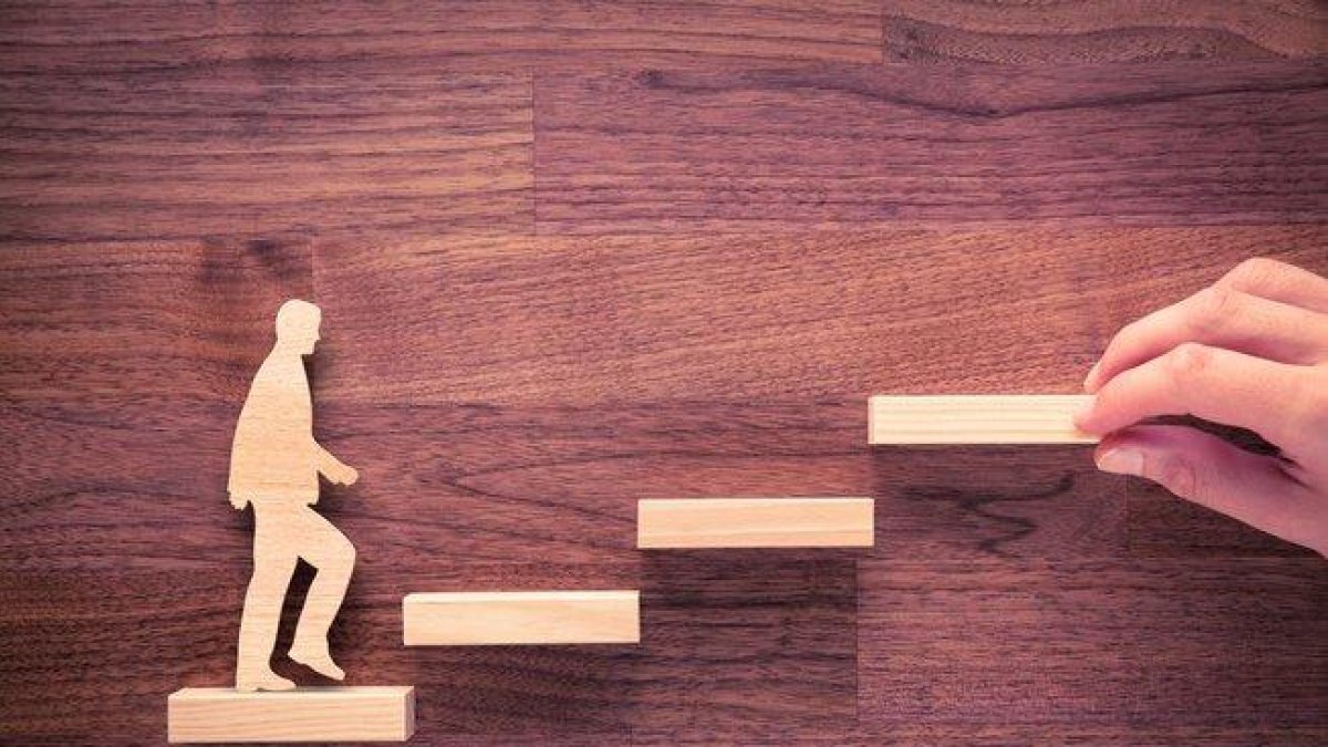 Dibujo de un hombre subiendo unos escalones.-123RF