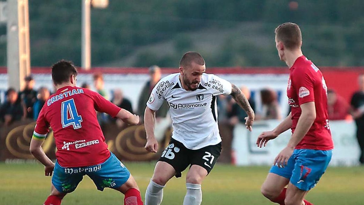Borja Sánchez controla el balón. / BURGOS CF