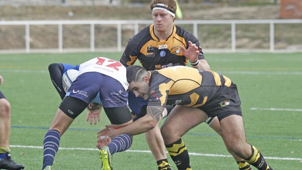 Nico Bianco y Ruan Snyman frenan el avance de un rival.-SANTI OTERO