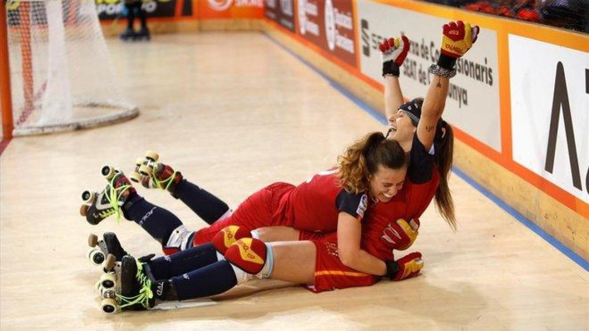 Las jugadores españolas celebran la victoria en la final de los World Roller Games.-TONI ALBIR (EFE)