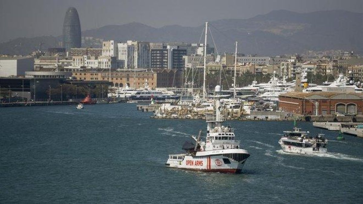 El barco Open Arms dejaba el puerto de Barcelona el pasado abril tras tres meses amarrado por problemas burocráticos.-JORDI COTRINA