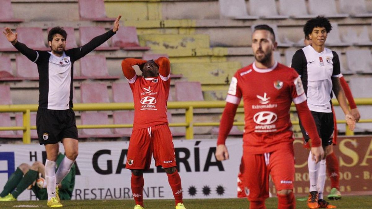 Adrián Hernández protege el balón ante el acoso de un jugador del Cacereño.-SANTI OTERO
