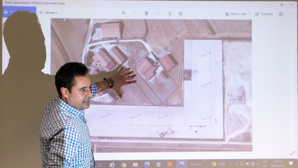 El alcalde, Daniel de la Rosa, muestra un plano durante su reunión con los vecinos de Fuentecilas.TOMÁS ALONSO