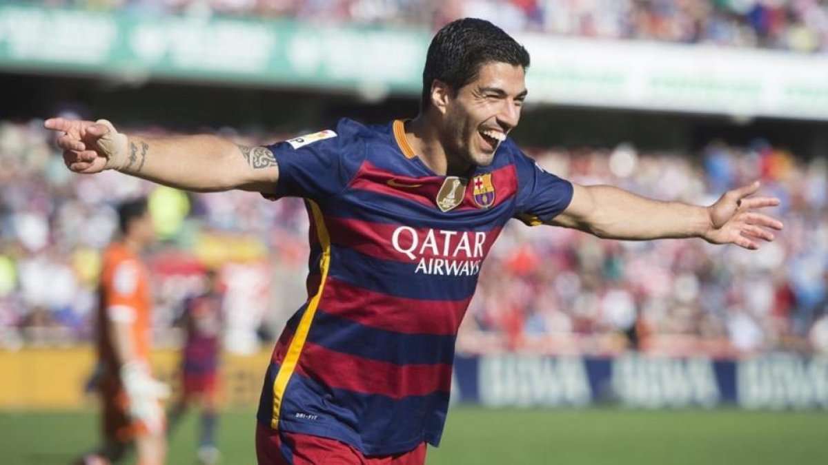 Luis Suárez celebra uno de sus goles de Granada que dio el título de Liga al Barça.-JORDI COTRINA