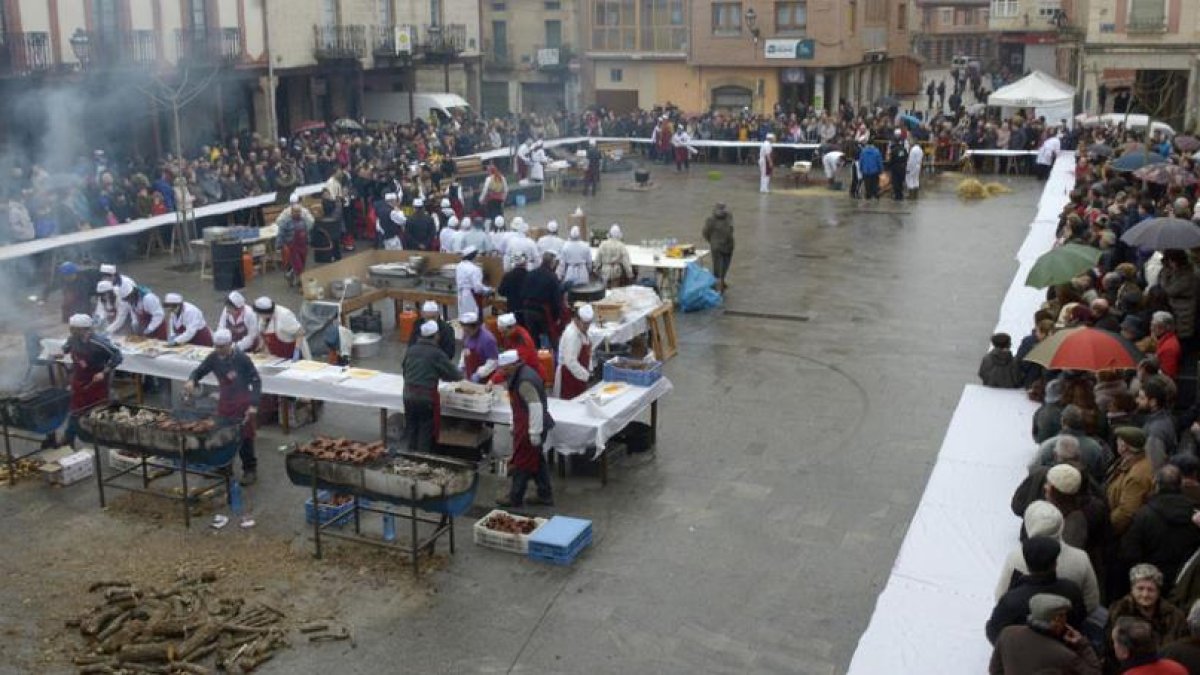 A pesar de la lluvia, nadie quiso perderse esta tradicional fiesta y catar las delicias del cerdo que se prepararon en la plaza salense.-R. FERNÁNDEZ