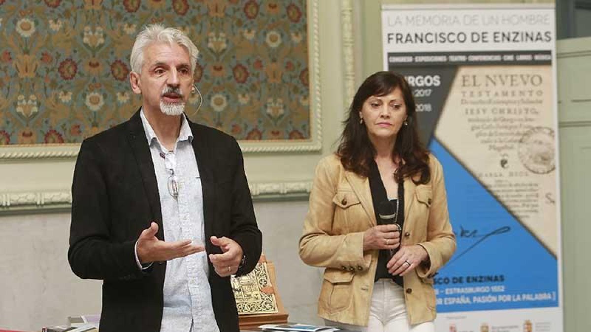 El presidente de la Asociación Francisco de Enzinas, Miguel Ángel Vieira, y Ana Sancho, de la junta directiva, ayer en la presentación.-Raúl Ochoa