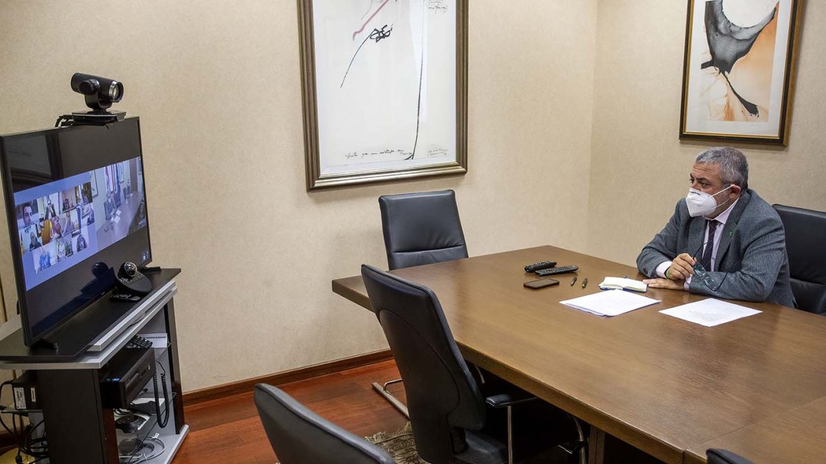 El subdelegado del Gobierno, Pedro de la Fuente, durante su reunión virtual con alcaldes de 10 municipios. SANTI OTERO