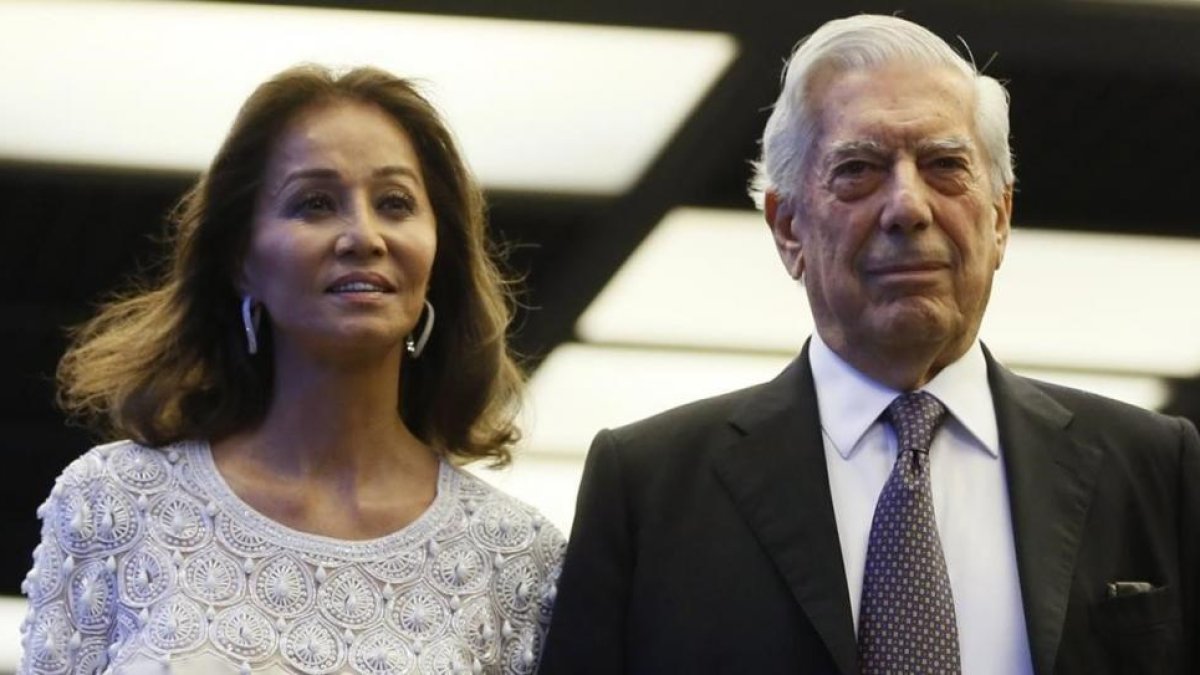 El escritor Mario Vargas Llosa y su pareja, Isabel Preysler, a su llegada este lunes a la cena con la que el escritor peruano y Premio Nobel de Literatura celebra su 80º cumpleaños en Madrid.-EFE / JUANJO MARTÍN