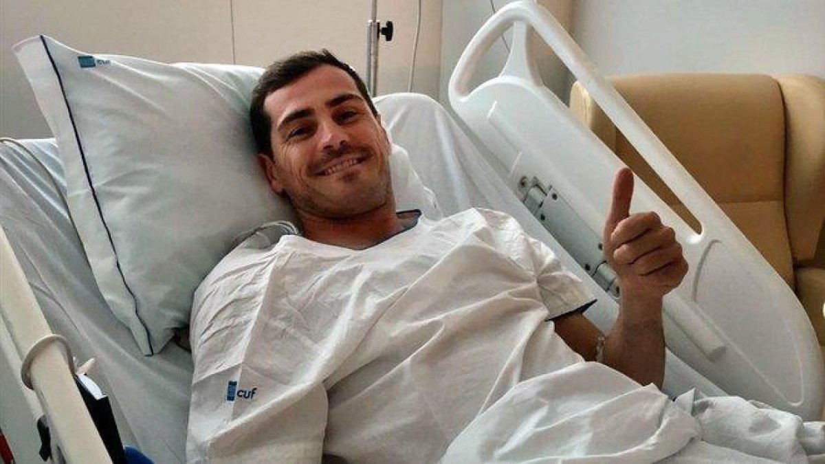 Iker Casillas, en el hospital tras sufrir un infarto.-EL PERIÓDICO