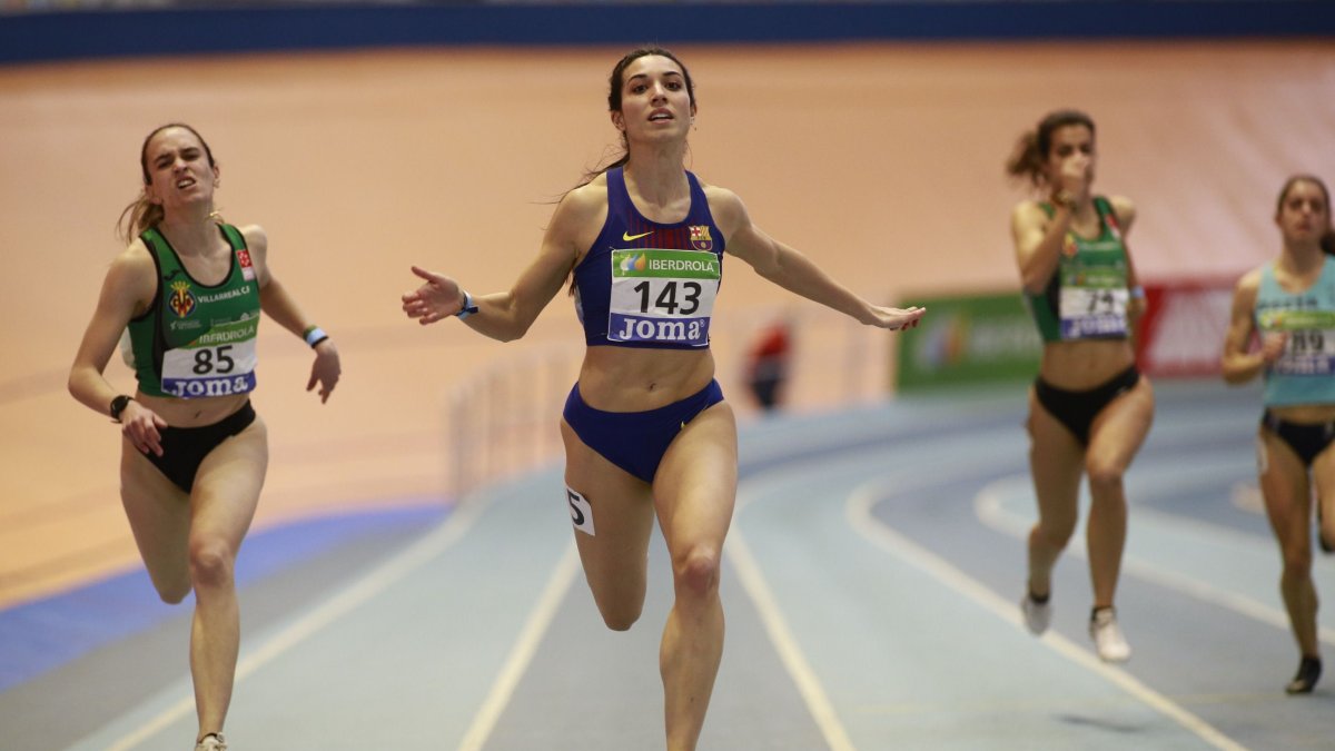 Eva Santidrián celebra su victoria en el Nacional indoor de 2021. TWITTER / @RFEA
