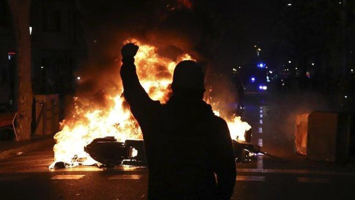 Disturbios en el centro de Barcelona, el martes por la noche.-AP / EMILIO MORENATTI