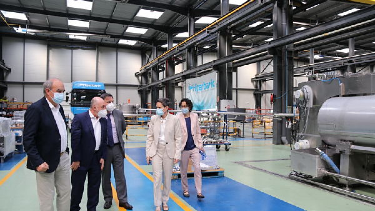 Le director del CDTI visita instalaciones de Hiperbaric. ECB