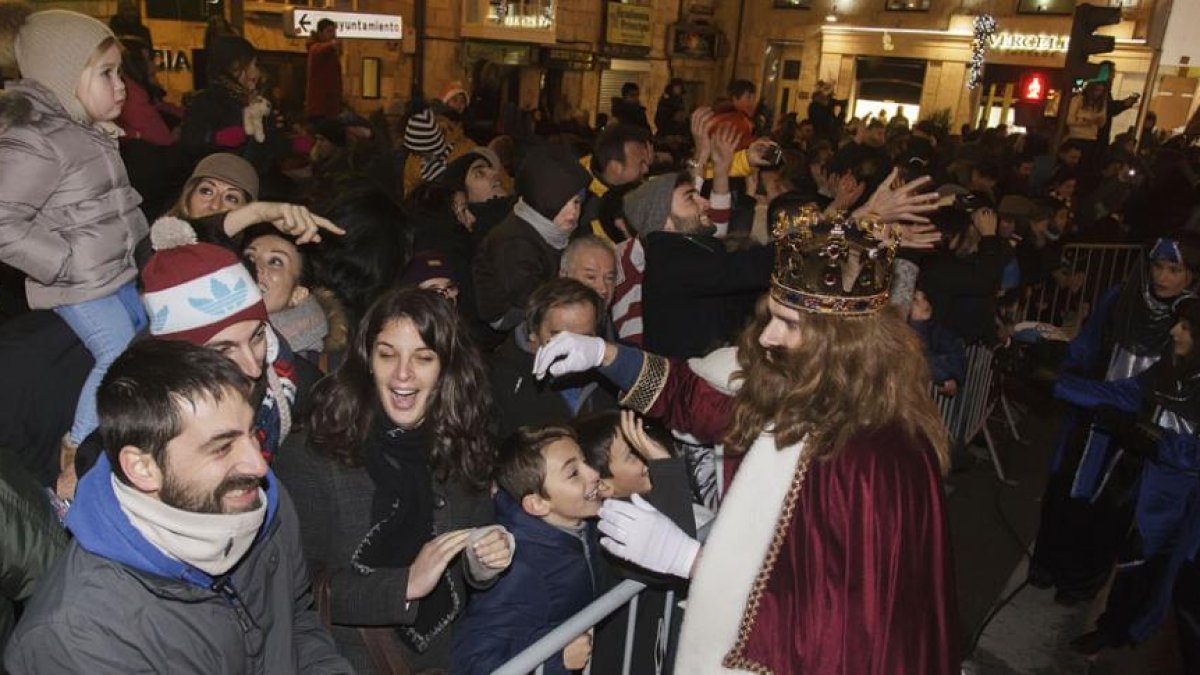 Gaspar saluda a los más pequeños mientras sus padres no pueden evitar sonreír al recordar la magia de la noche más larga del año.-SANTI OTERO