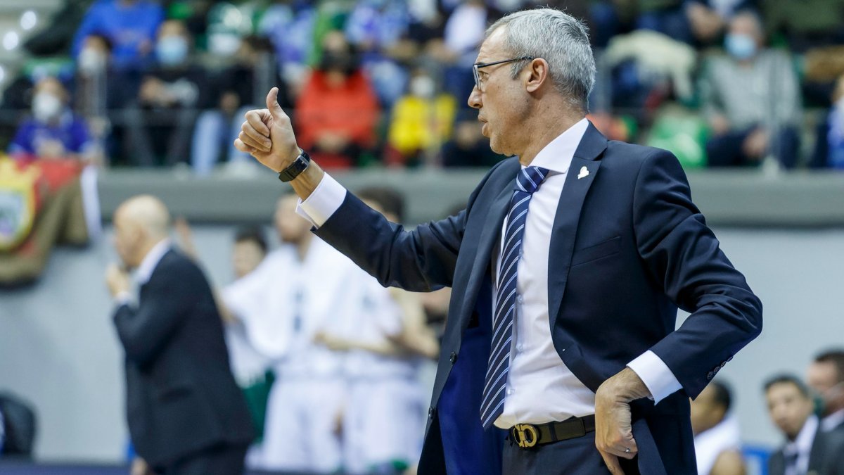 Paco Olmos refuerza a sus jugadores durante un partido. SANTI OTERO