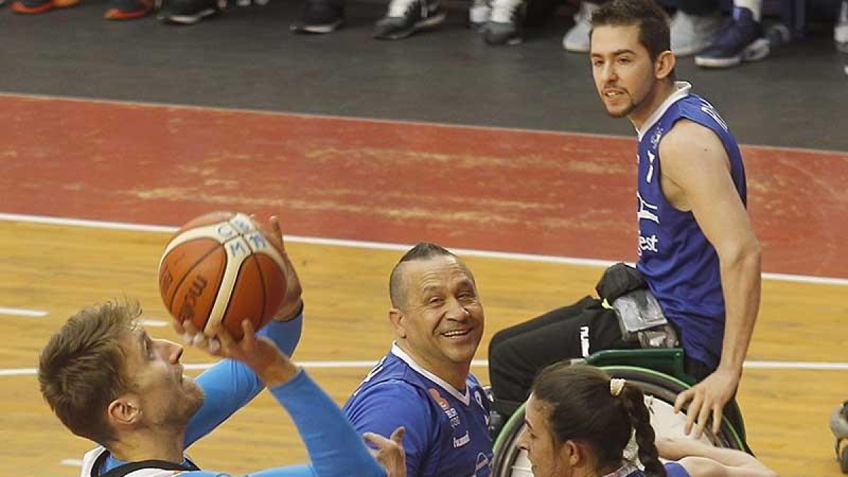 JaviVega lanza a canasta ante los jugadores delServigest Cruz y Helder, ayer.-SANTI OTERO
