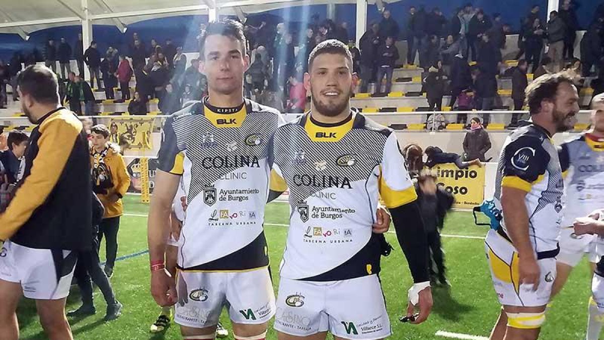 Marc Sánchez y Daniel Bellelli posan en San Amaro tras el amistoso disputado frente al Dendermonde.-DIEGO ALMENDRES