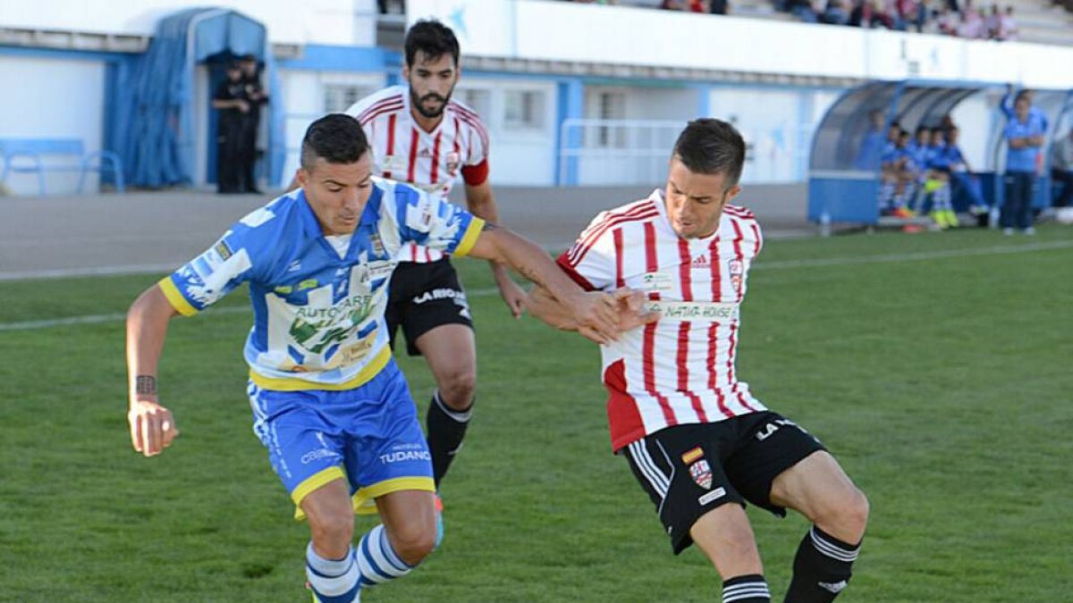 Los blanquiazules se defendieron con uñas y dientes ante uno de los gallitos de la categoría-Alberto Calvo