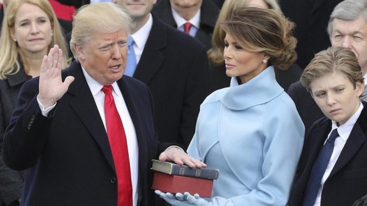 Donald Trump jura como presidente numero 45 de la historia de EEUU, junto a su esposa, Melania, y su hijo Barron.-EFE