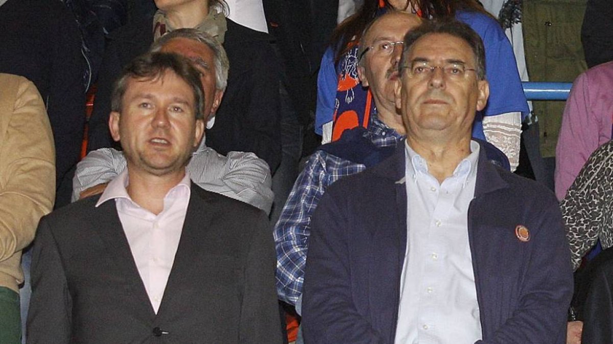 El alcalde, Javier Lacalle, y el presidente del Autocid, Miguel Ángel Benavente, durante un partido.-SANTI OTERO