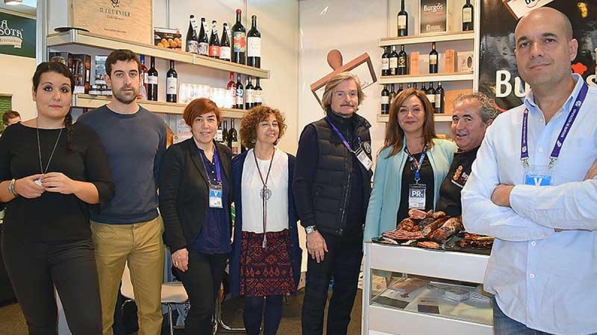 El diputado del PP Jaime Mateu y la periodista Concha Crespo, en el stand de Burgos Alimenta.-ECB