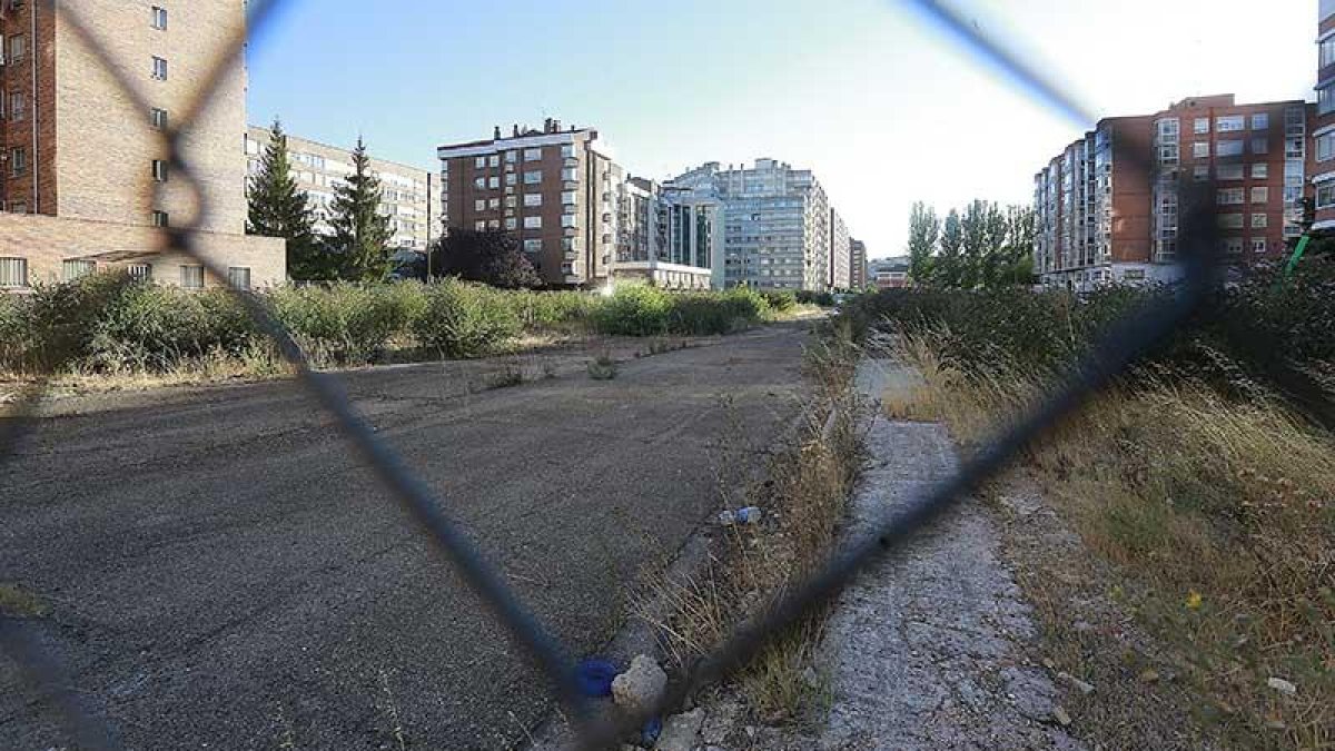 El solar lleva varios años vacío en esta zona céntrica, que se sitúa entre las avenidas de Cantabria y la Paz.-RAÚL OCHOA