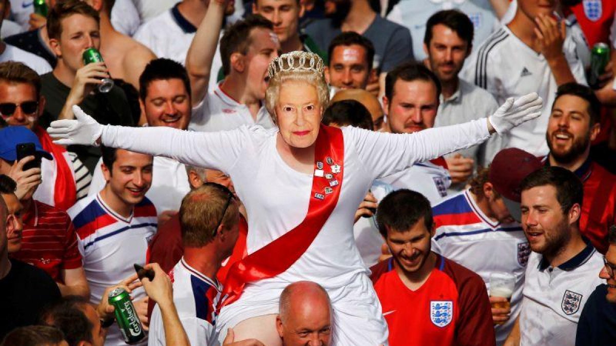 Un seguir inglés disfrazado de la Reina de Inglaterra-REUTERS