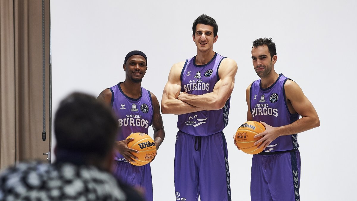 McFadden, Kravic y Benite, durante la sesión de fotos oficial de la FIBA realizada ayer en Atenas. B. B. HOJAS / SPB