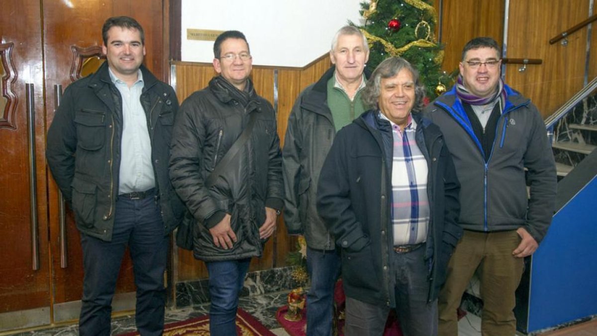 Los nueva junta directiva de la federación en su visita al alcalde.-ISRAEL L. MURILLO