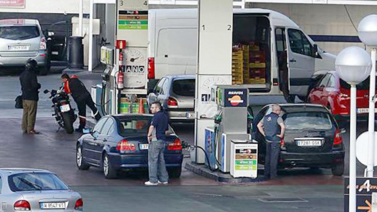 Varios conductores respostan gasolina en una estación de servicio de la capital burgalesa.-ISRAEL L. MURILLO