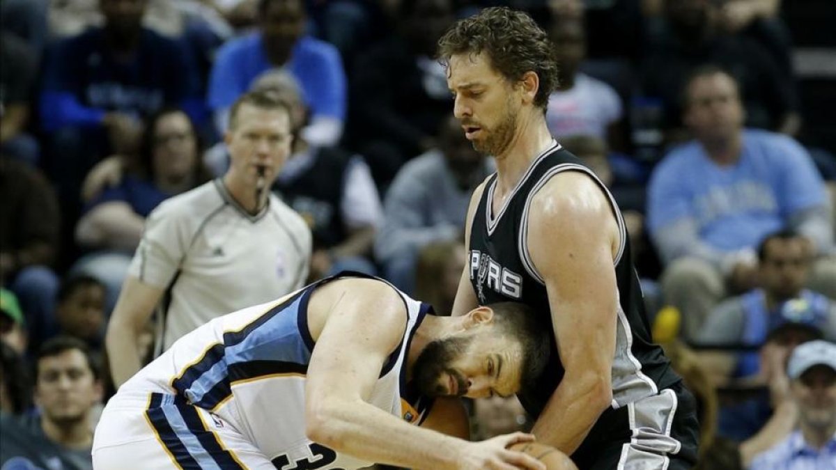 Marc Gasol trata de entrar en la zona ante su hermano Pau.-EFE / MIKE BROWN