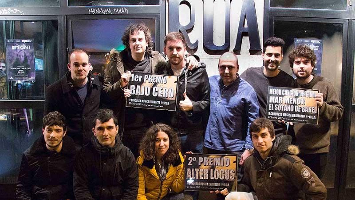 Tradicional foto de familia de los grupos premiados y la organización del evento.-La Rúa