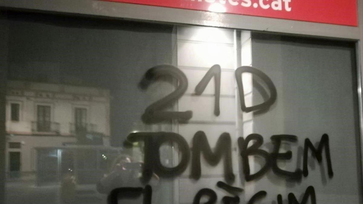 Estado en el que quedó uno de los cristales de la sede del PSC en Vilanova i la Geltrú.-PSC