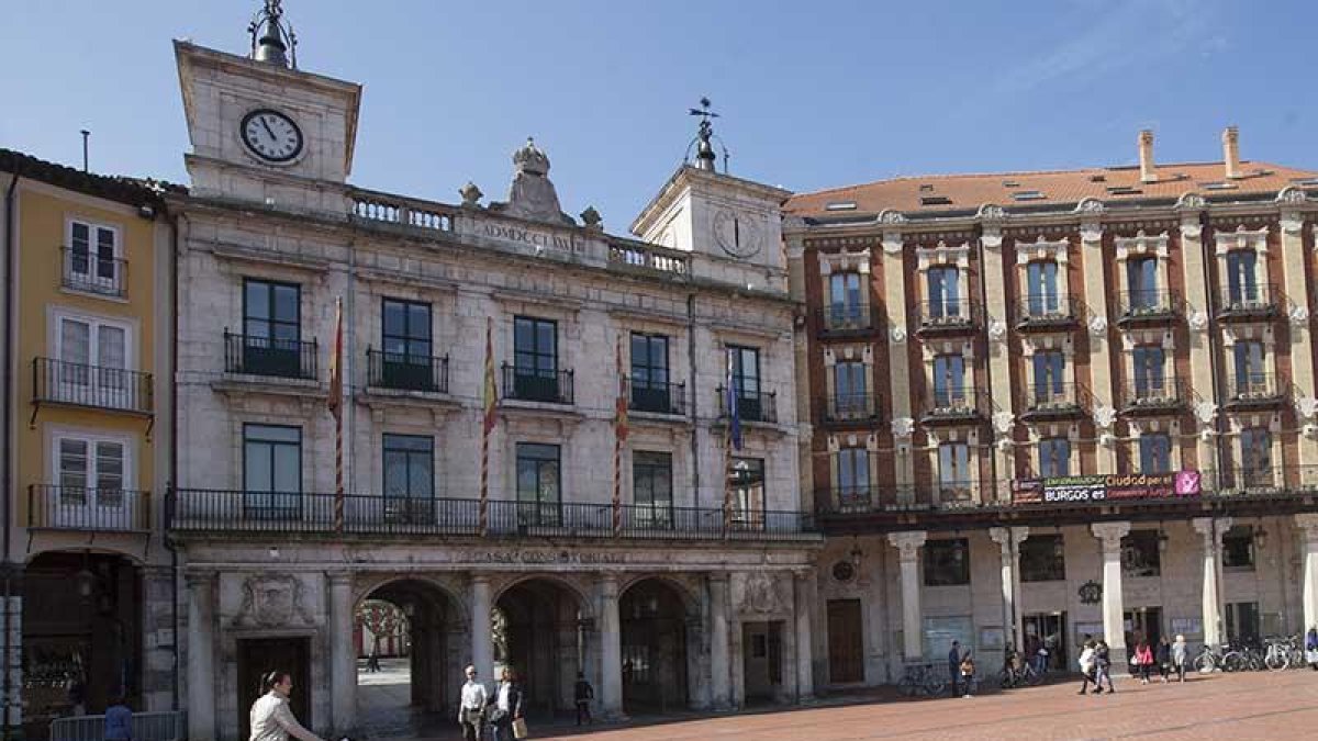 El Ayuntamiento de Burgos, en el número uno de la Plaza Mayor.-ISRAEL L. MURILLO