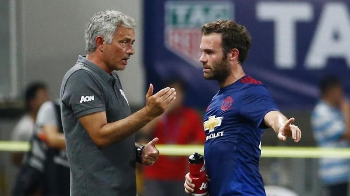 Mourinho da instrucciones a Juan Mata en un momento del partido ante el Dortmund.-REUTERS / THOMAS PETER LIVEPIC