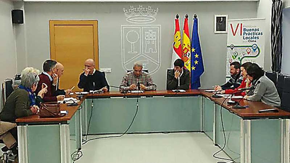 El equipo de Gobierno y los concejales de los grupos de la oposición en pleno debate municipal.-ECB