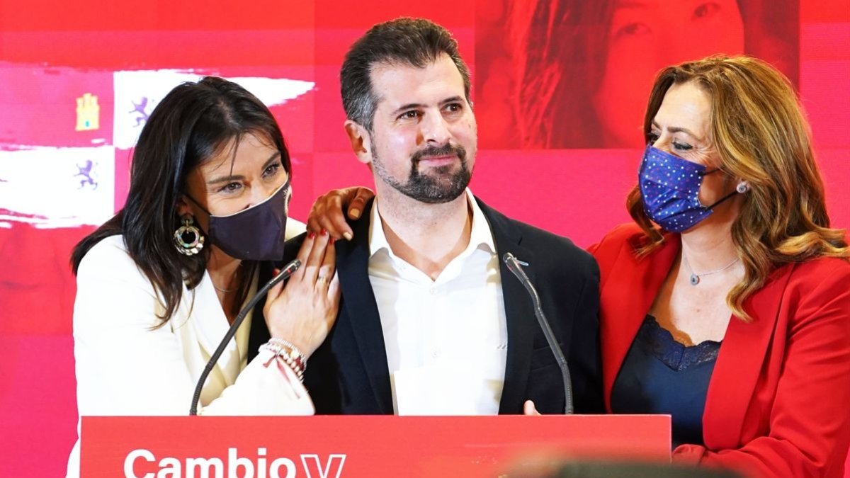 El cabeza de lista por Burgos y aspirante a la Presidencia de la Junta, Luis Tudanca, durante la comparecencia tras el recuento con Ana Sánchez y Virginia Barcones. ICAL