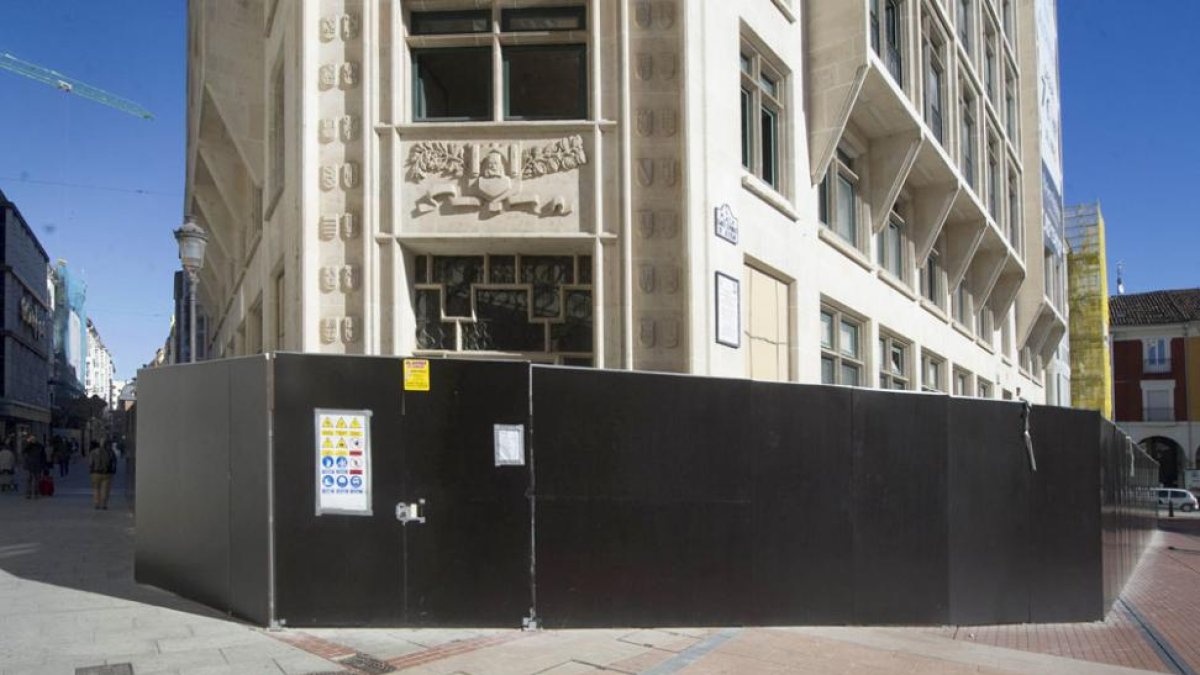 Imagen del vallado colocado alrededor del edificio de la plaza de Santo Domingo de Guzmán.-ISRAEL L. MURILLO