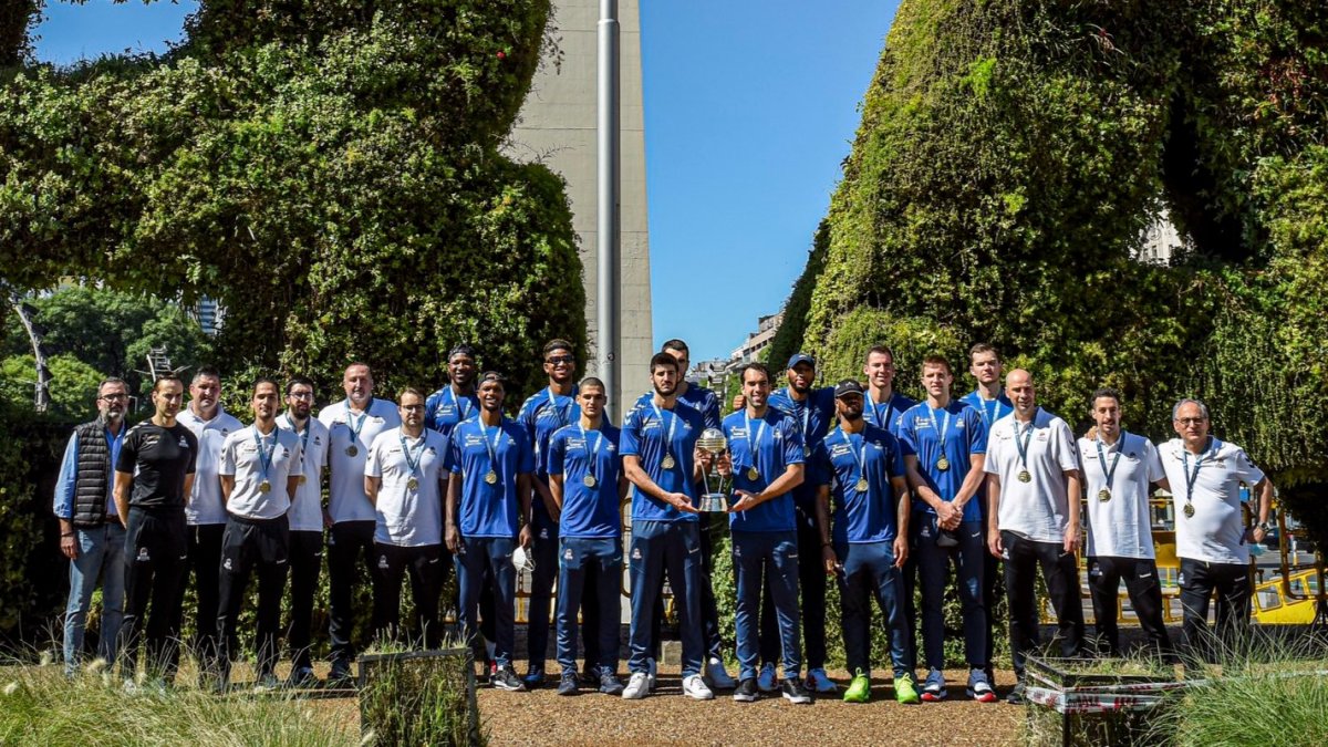 La expedición del Hereda San Pablo Burgos posa con el trofeo de conquistado en Buenos Aires junto al Obelisco. TWITTER / @FIBAIC
