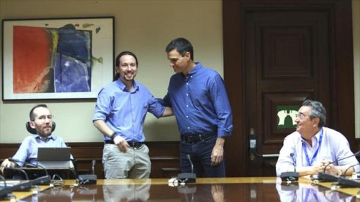 Iglesias y Sánchez, durante el encuentroque mantuvieron ayer en el Congreso.-DAVID CASTRO