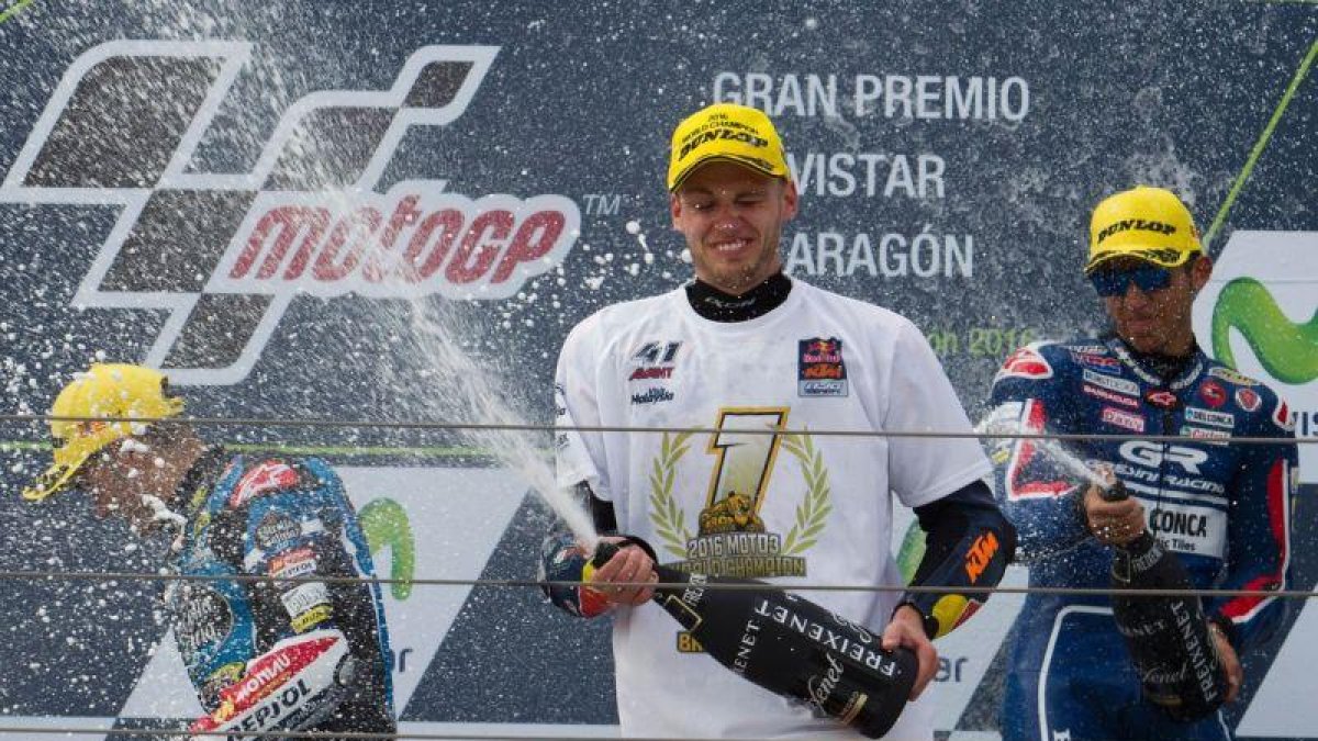Brad Binder celebra en el podio de Motorland su campeonato mundial en Moto3.-AFP / JAIME REINA