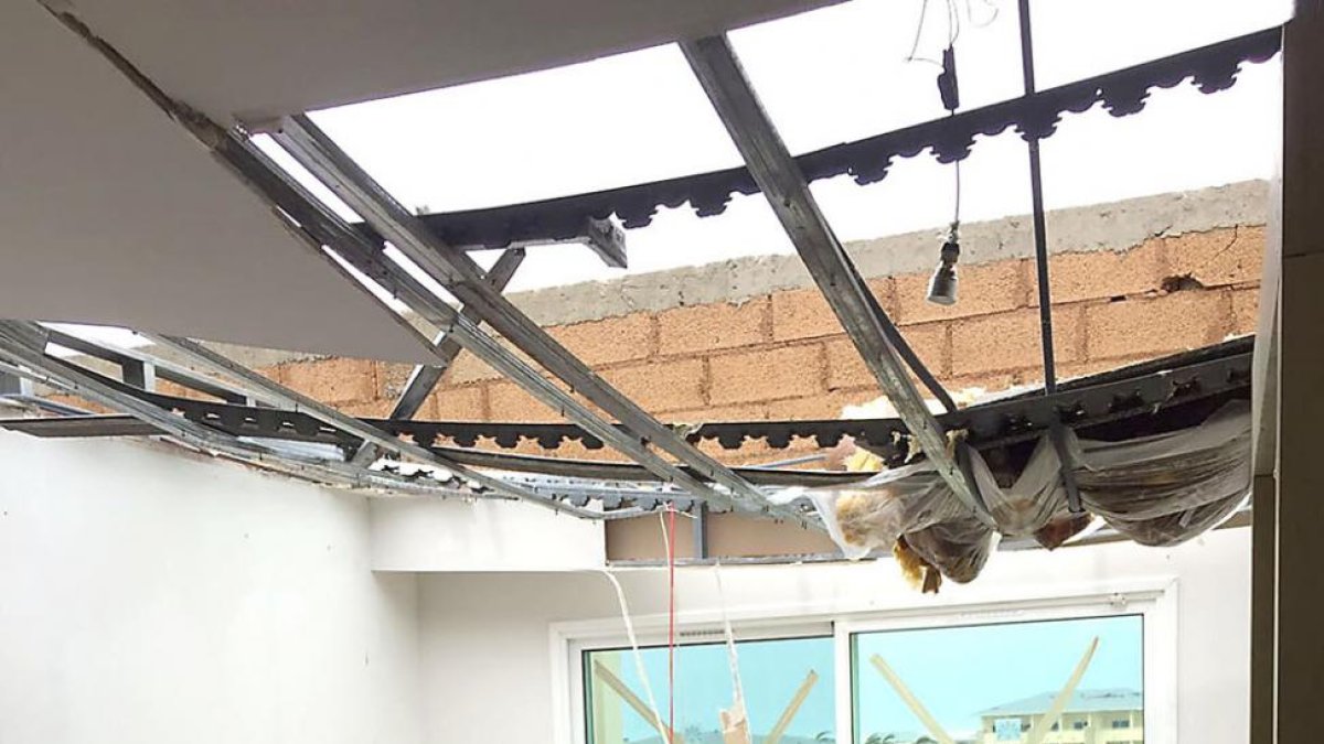 La habitación 4831 del Paradisus, en Varadero, en la que fueron alojados los burgaleses, quedó en este estado.-ECB
